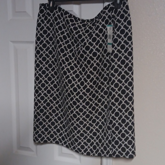 Ladies suit - Picture 3 of 6